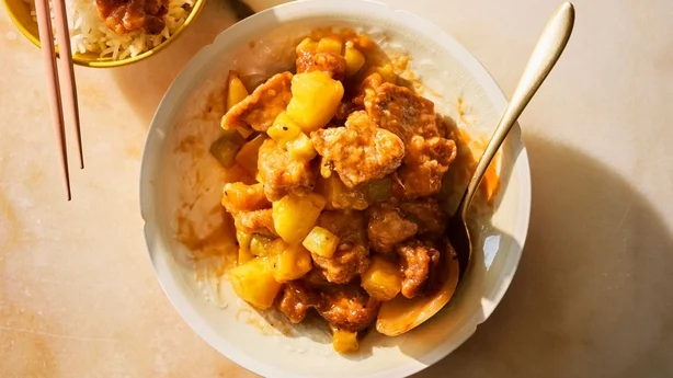 Eine Schüssel knuspriges Schweinefleisch mit Obst