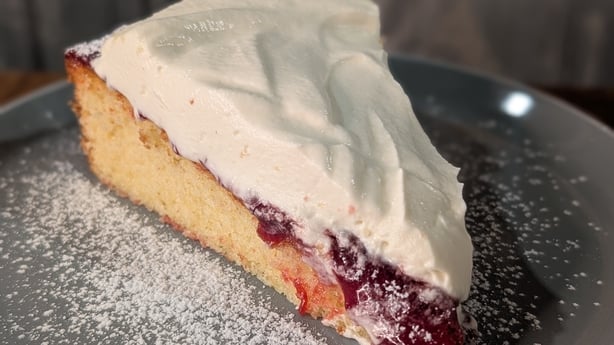 Victoria-Biskuitkuchen mit Schlagsahne und Marmelade