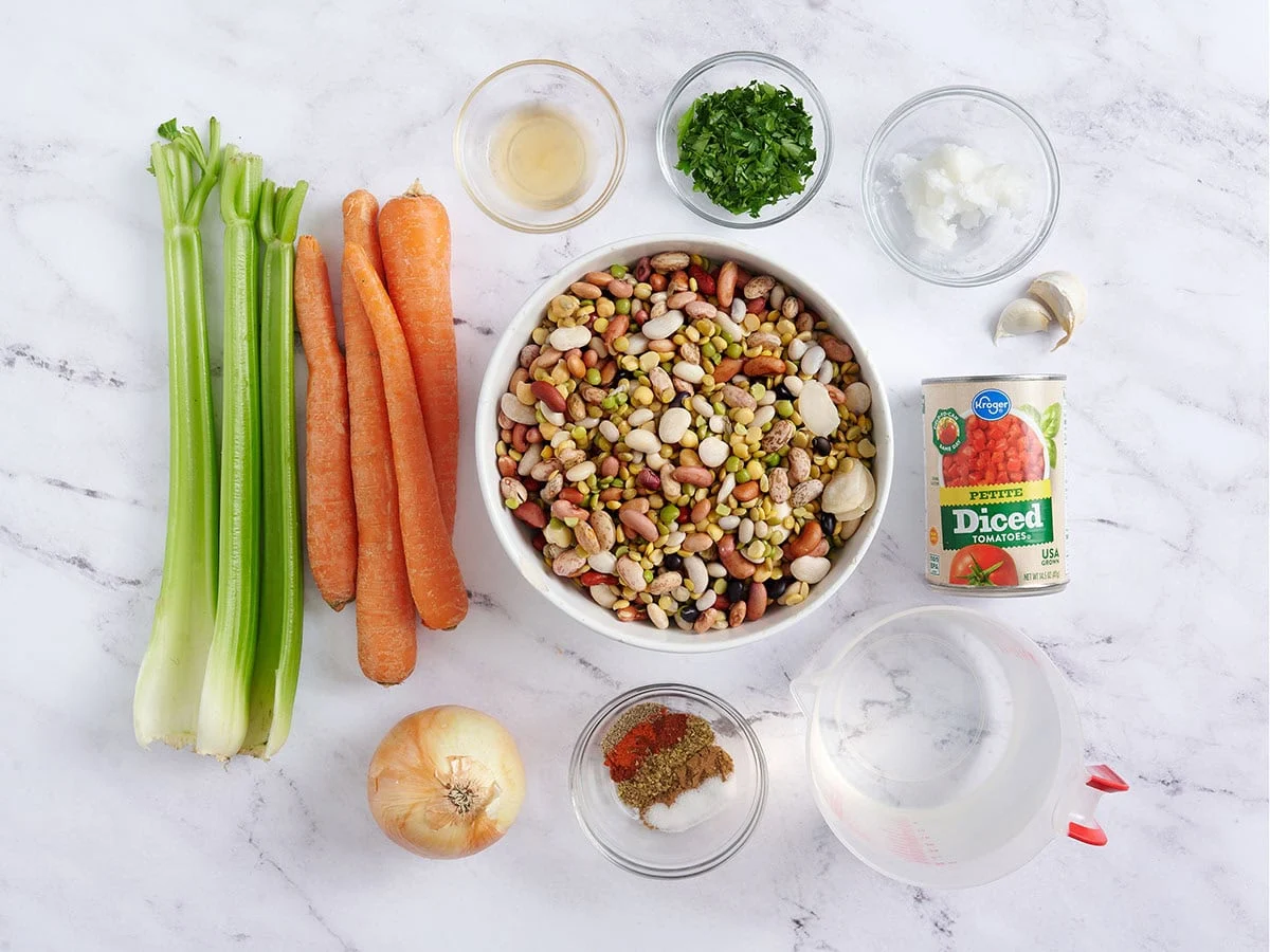 Die Zutaten für eine 15-Bohnen-Suppe.