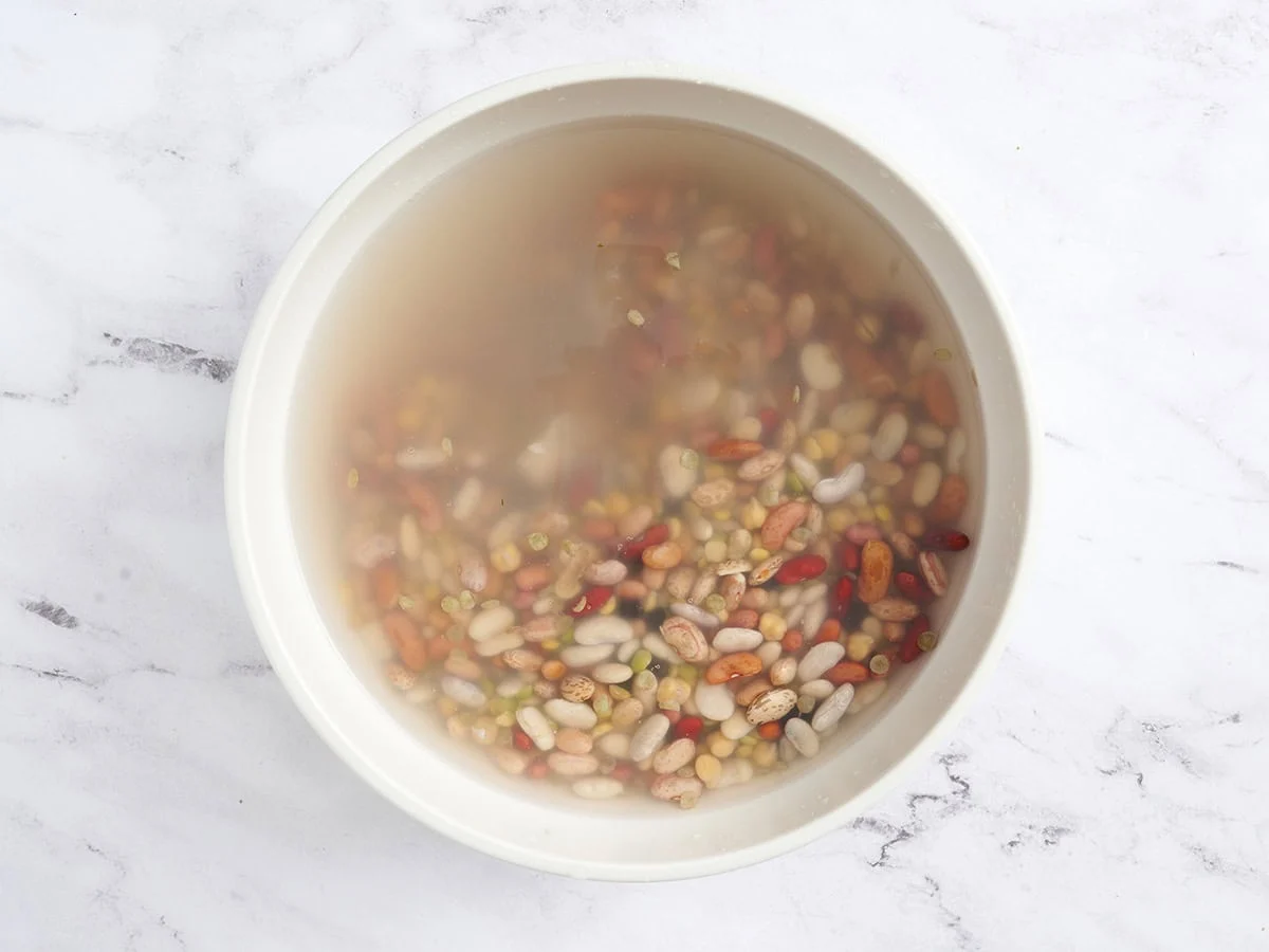 15 Bohnensuppe in einer Schüssel mit Wasser einweichen.