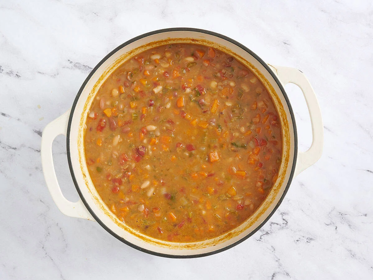 Fertige 15 Bohnensuppe in einer Pfanne.