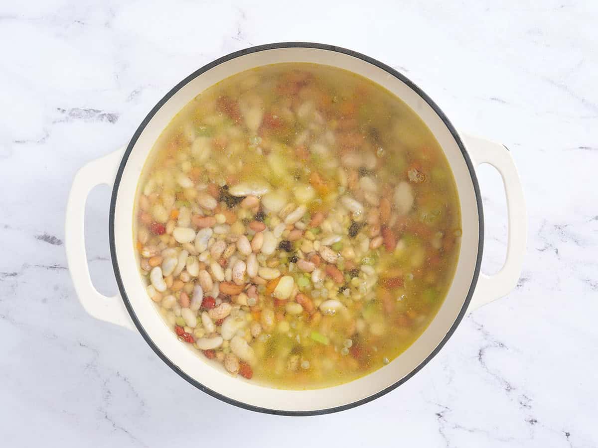15 Zutaten für die Bohnensuppe in einer Pfanne.