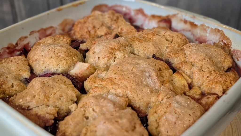 Shane Smiths Apfel- und Pflaumen-Cobbler mit Vanille-Chantilly-Creme