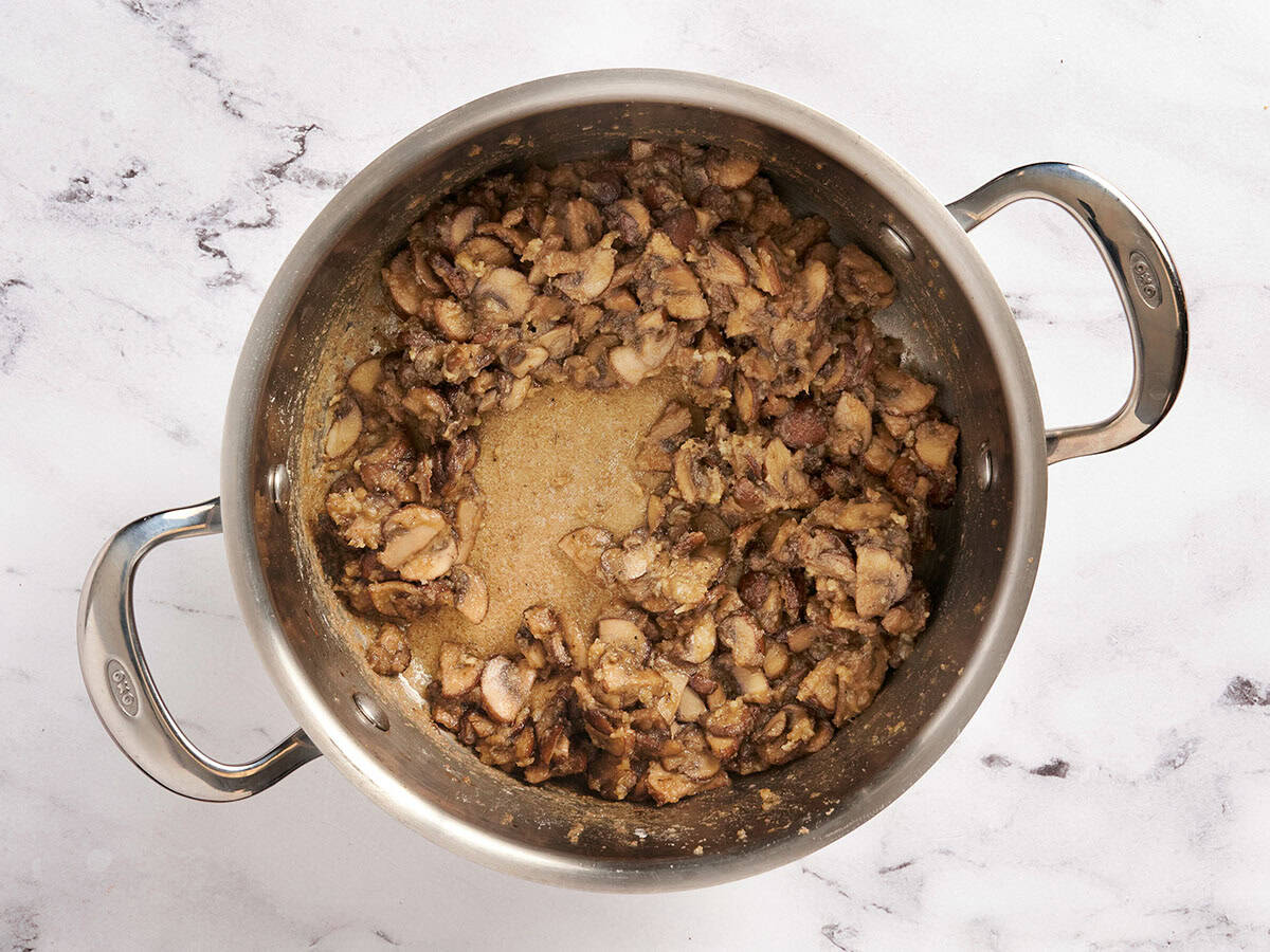 Pilze in einer Pfanne anbraten.