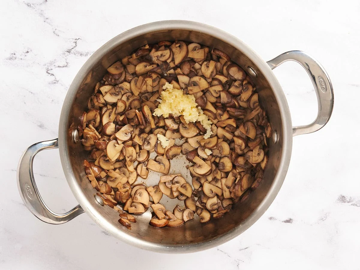 Pilze in einer Pfanne mit Knoblauch.