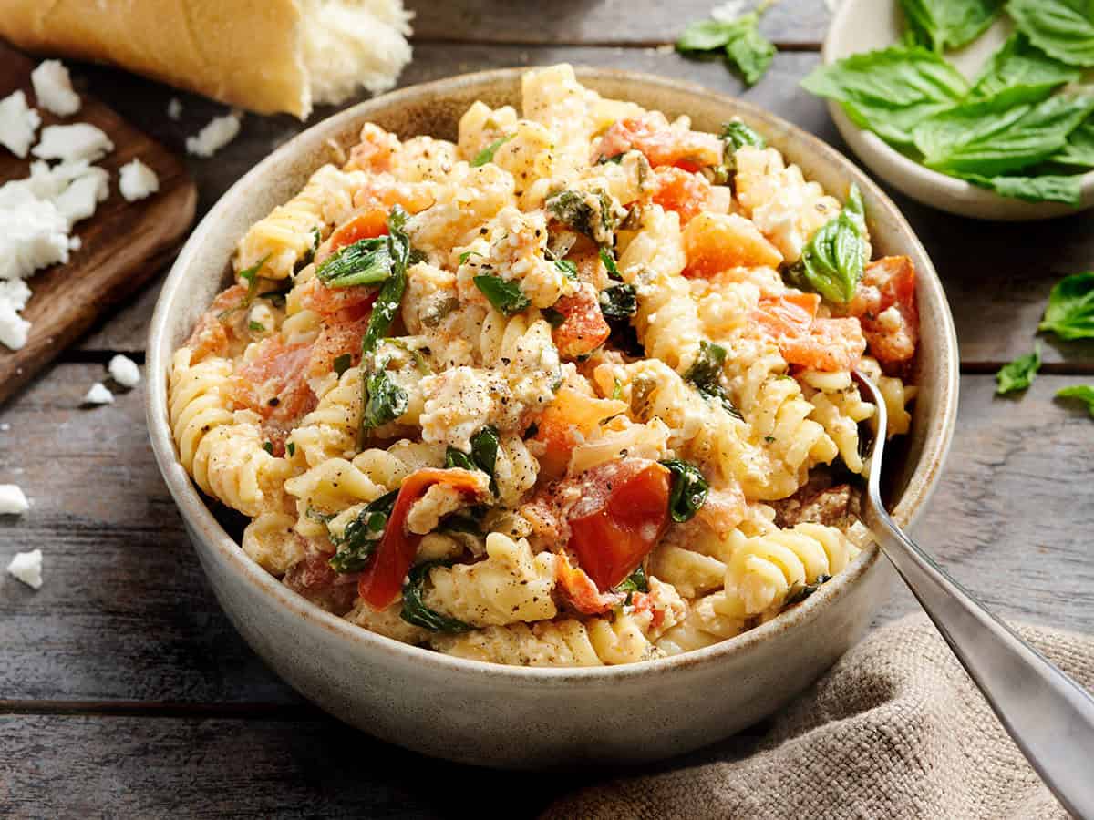 Seitenansicht von Feta-Nudeln in einer Schüssel mit einer Gabel.