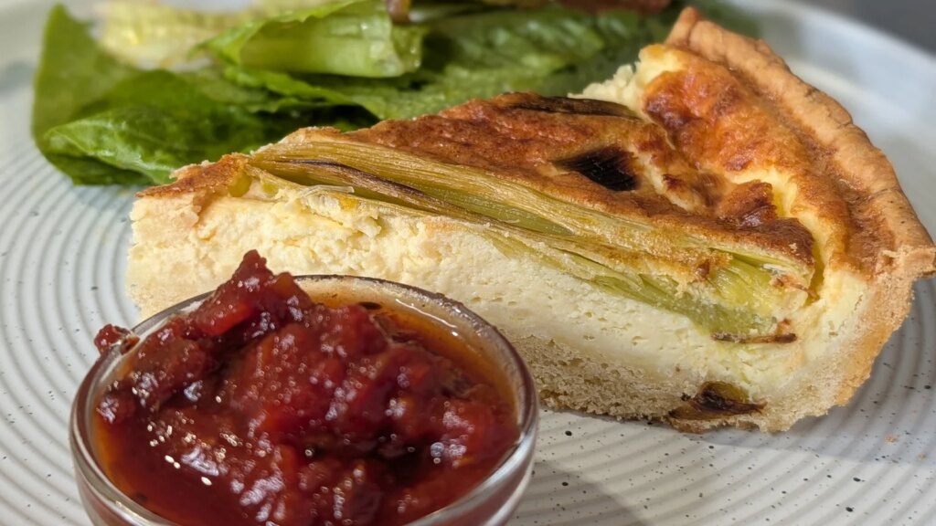Diarmuid Ó Mathúna gebratener Lauch und Cheddar-Quiche mit frischem Salat und Apfelwein-Vinaigrette