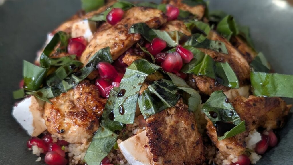 Ahmet Dedes warmer Couscous-Salat mit mariniertem Hähnchen und Granatapfel