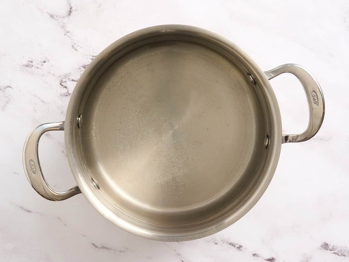 In einem Topf kochendes Salzwasser.