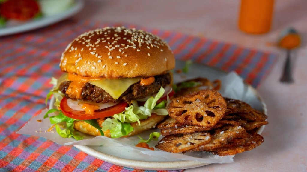 Eva Paus koreanische Rindfleischburger mit Kimchi-Ketchup und Lotuswurzelchips