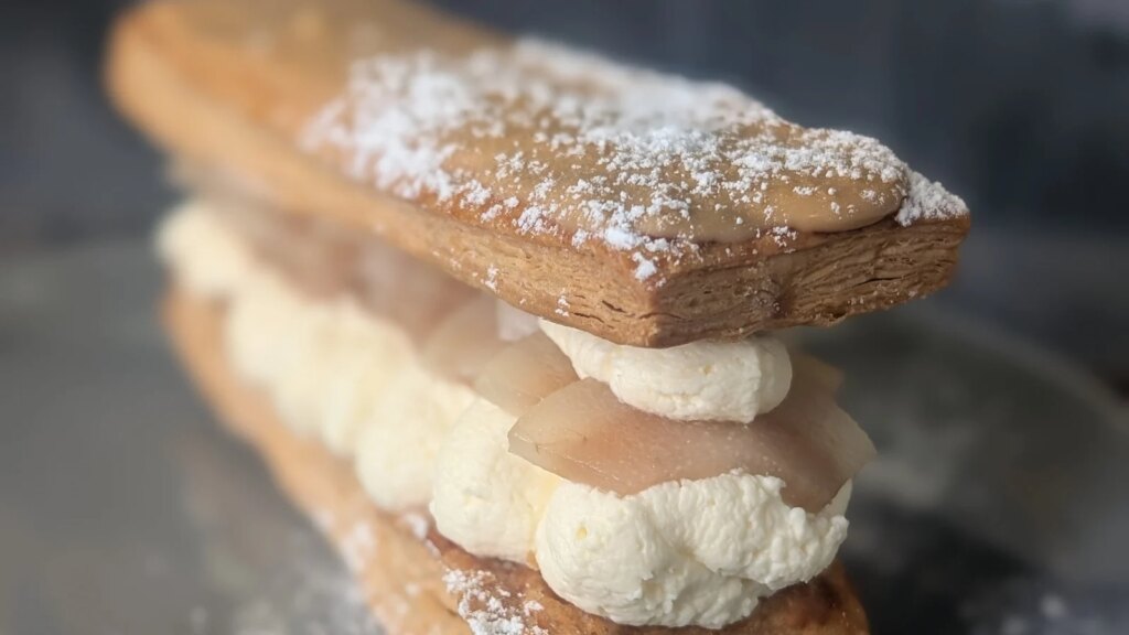 Mags‘ Irish-Coffee-Stück mit Vanillecreme und in Whiskey pochierten Birnen