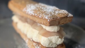 Mags‘ Irish-Coffee-Stück mit Vanillecreme und in Whiskey pochierten Birnen