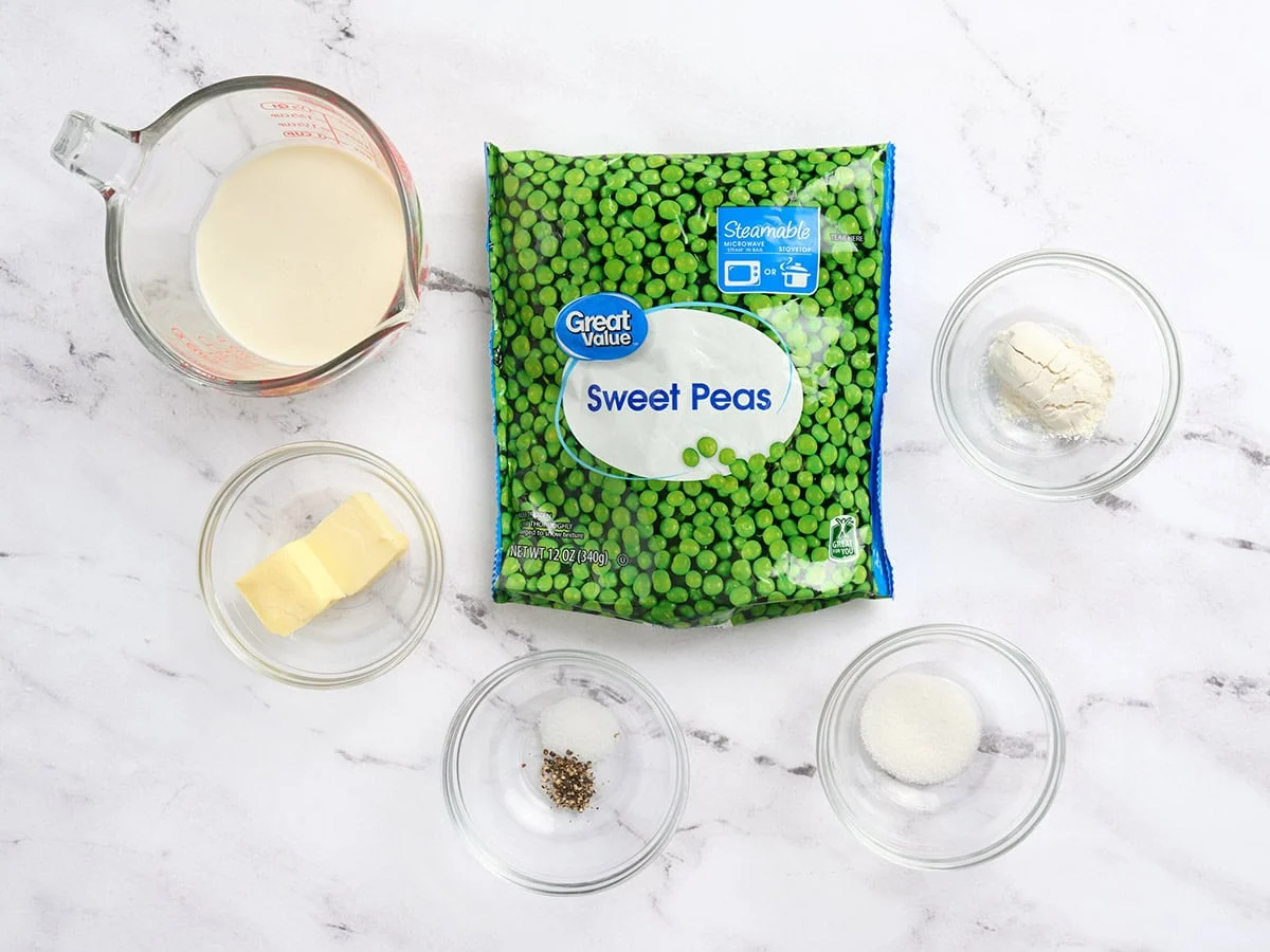 Die Zutaten für die Herstellung von Erbsencreme.