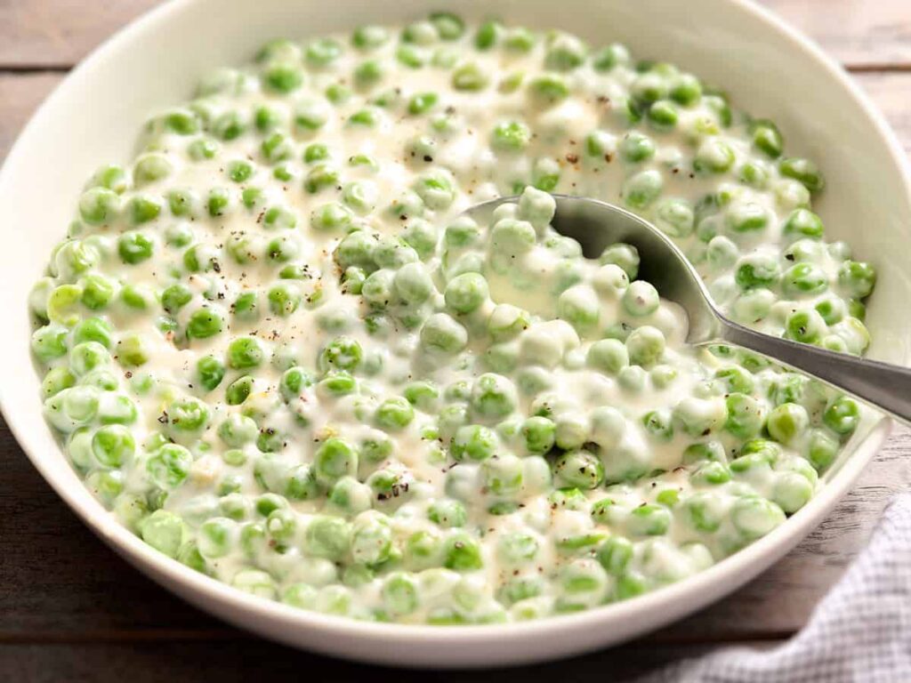 Side view of a bowl of cream peas.