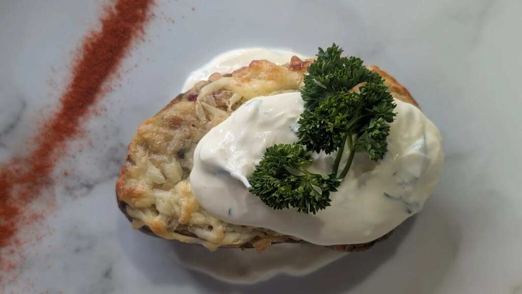 Trishas gefüllte Ofenkartoffeln mit geräuchertem Käse, Schnittlauch und knusprigem Speck