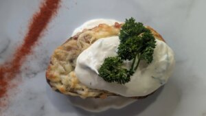 Trishas gefüllte Ofenkartoffeln mit geräuchertem Käse, Schnittlauch und knusprigem Speck