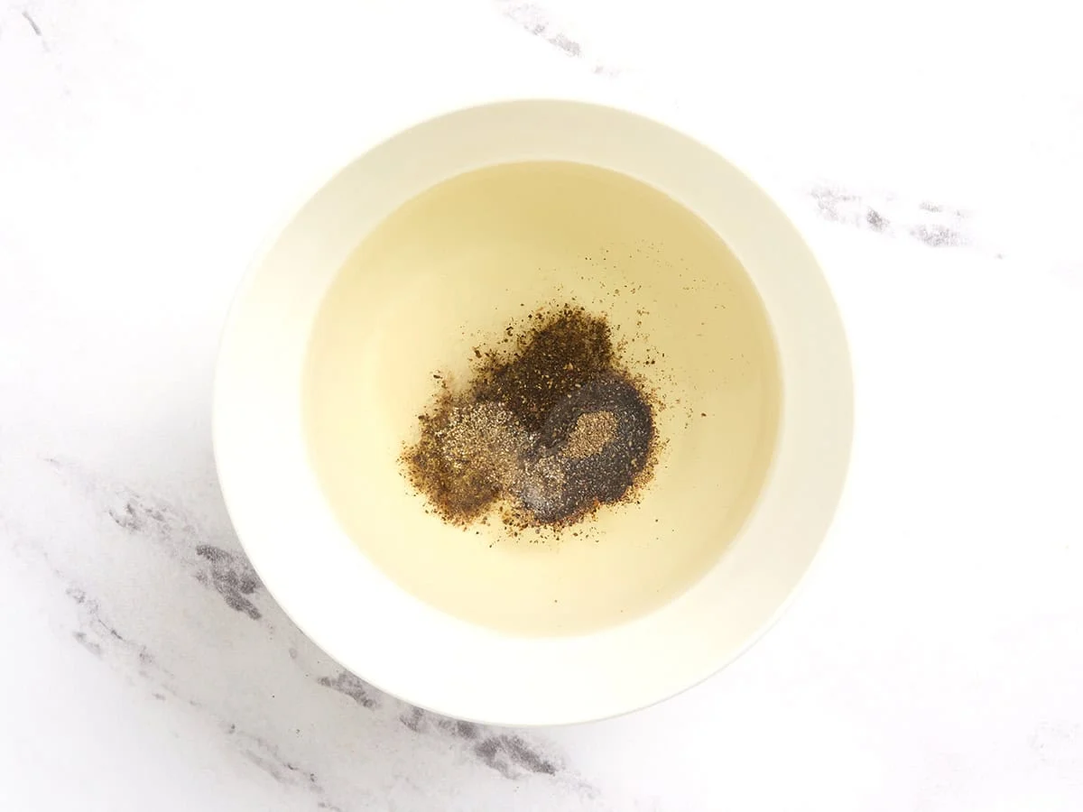 Öl und Gewürze in einer Schüssel.