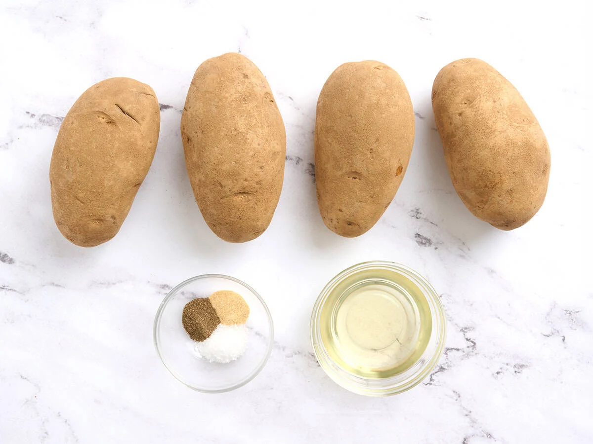 Die Zutaten für die Herstellung von Hasselback-Kartoffeln.