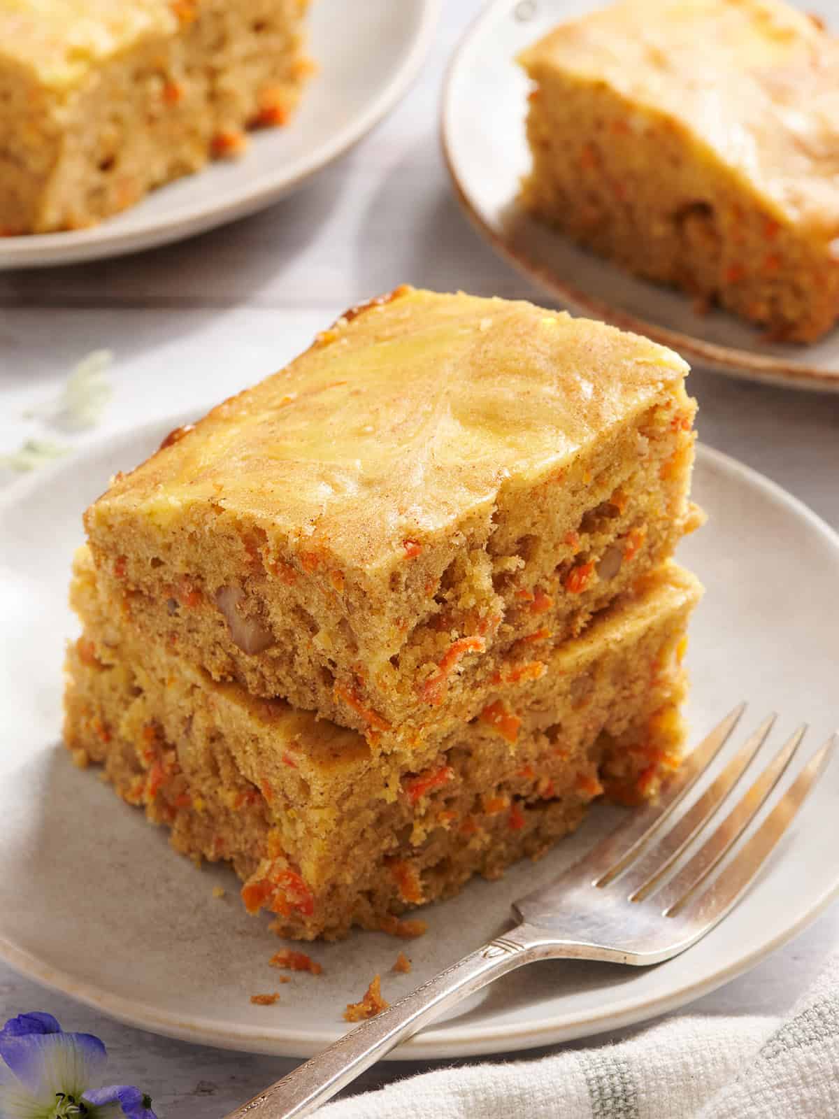 Seitenansicht von Karottenkuchenriegeln auf einem Teller.