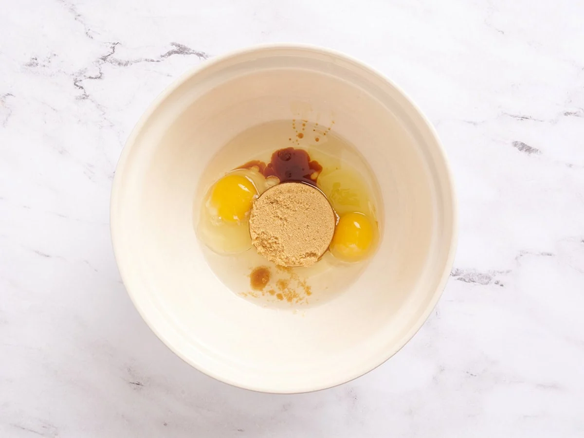 Zucker, Öl und Vanille in eine Rührschüssel geben.