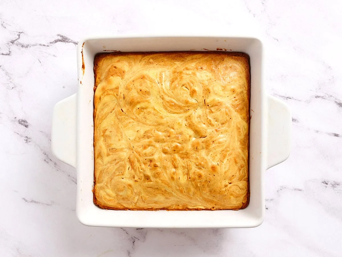 Fertige Karottenkuchenriegel vor dem Anschneiden in einer Auflaufform.