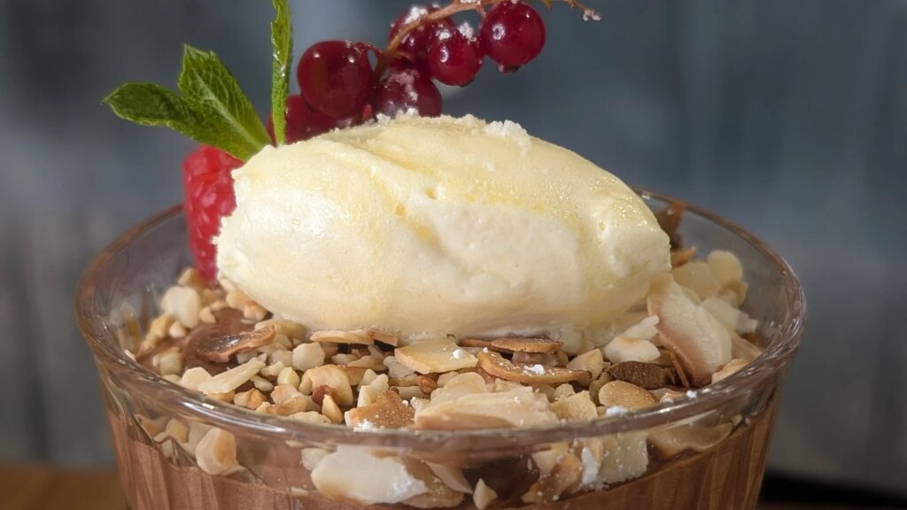 Trisha Lewis' klassisches Schokoladenmousse mit Vanille, knusprigen Nusskrümeln, Himbeeren, Minze und Chantilly-Creme