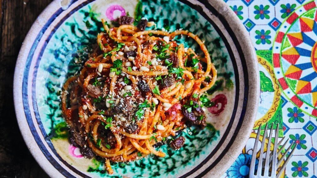 Gennaro Contaldos Nudeln mit Sardellen und Semmelbröseln