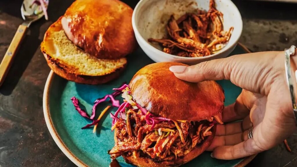 Jim Moores Pulled Pork mit Cider-Mop und würzigem Krautsalat