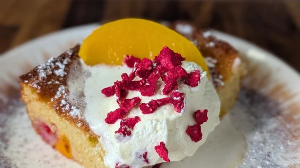 Kuchen mit Pfirsich, Himbeere und Sahne