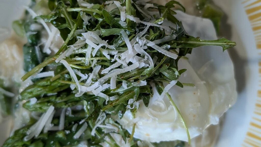 Derry Clarkes in der Pfanne angebratener Kabeljau, Chorizo-Butter, Frühlingsgrün und Sauerrahm