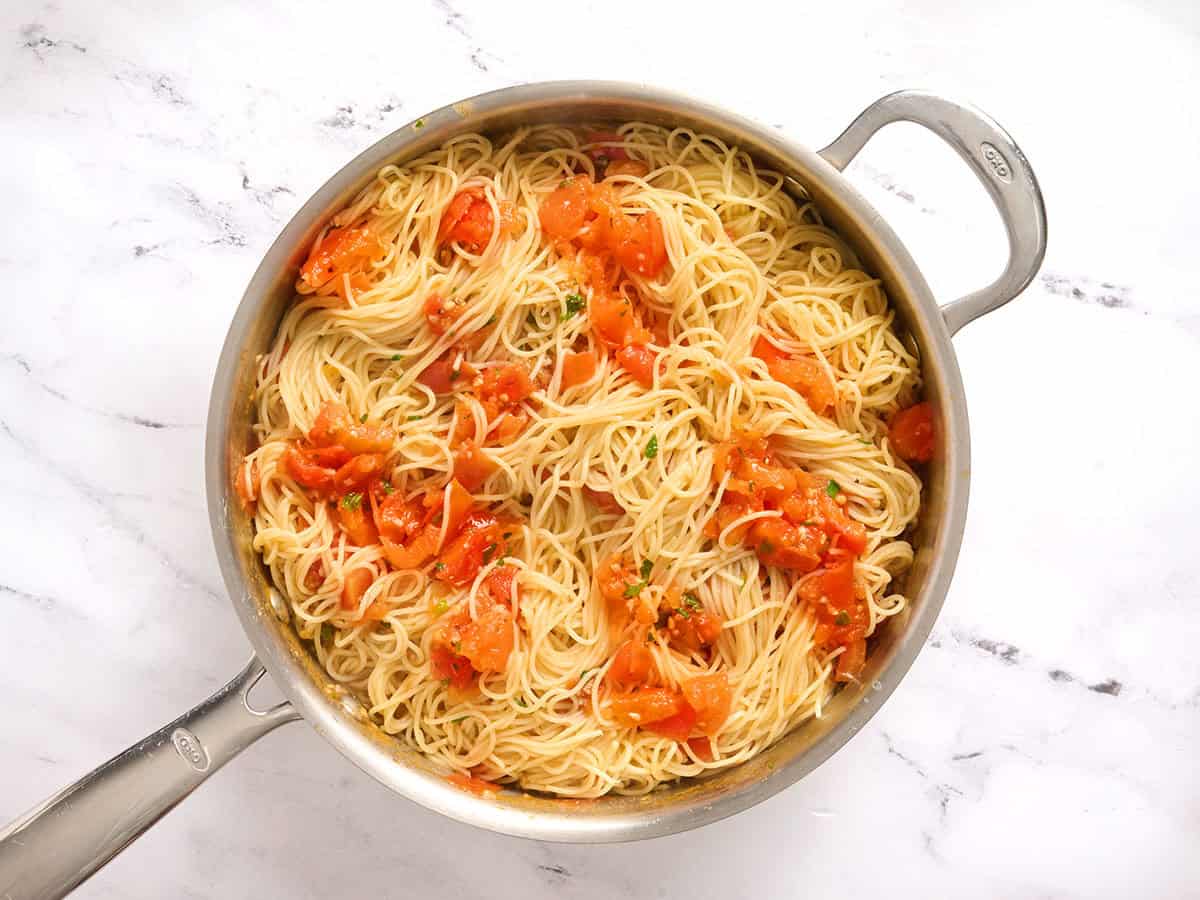 Fertige Angel Hair Pasta Pomodoro in einer Pfanne erhitzen.