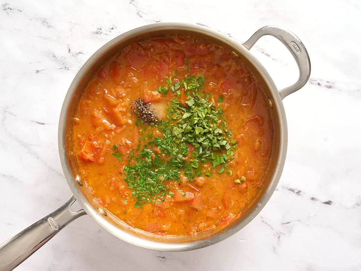 Pomodoro-Sauce in einer Pfanne.