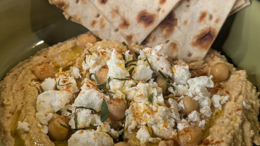 Kev Ahernes feuergerösteter Paprika-Hummus mit Kräuter-Feta und Fladenbrot