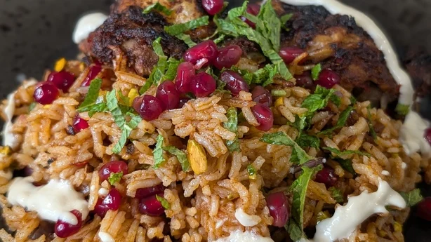Baharat- und Rose-Harissa-Hähnchen von Eunice Power mit Gewürzreis und Tahini