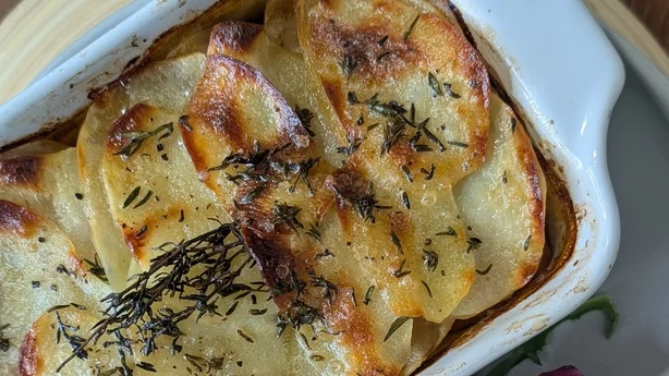 Hot Pot mit langsam geschmortem, marokkanischem, gewürztem Rindfleisch mit Wurzelgemüse