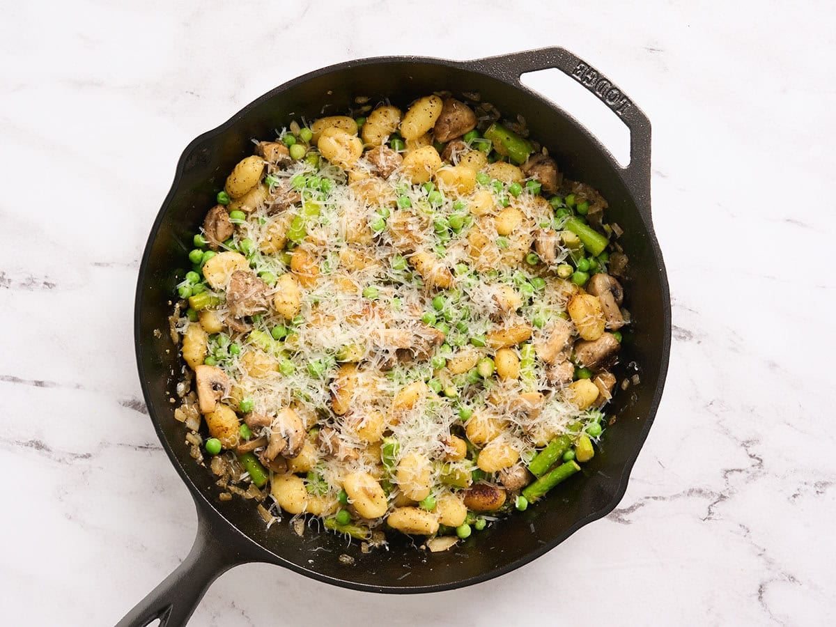 Fertige Gemüsegnocchi mit Parmesankäse darüber.