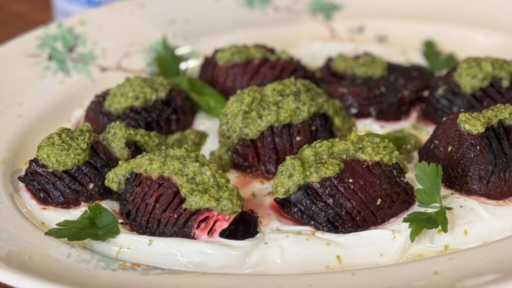 Hasselback-Rote Bete von Eunice Power mit Salsa Verde und Ingwer-Limetten-Butter