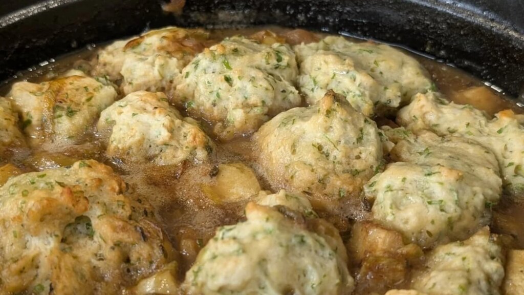 Wade Murphy's Schweinefleisch-Apfel-Eintopf mit Kräuterknödeln