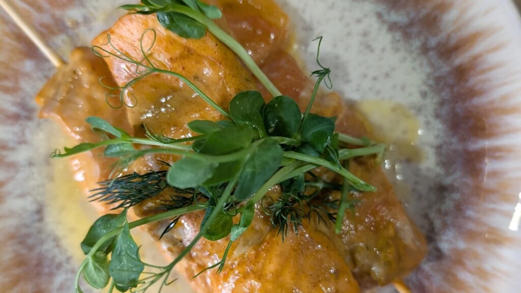 Aisling Larkins Tikka-Lachs mit einem cremigen Gurken-Rettich-Salat und Juwelenreis