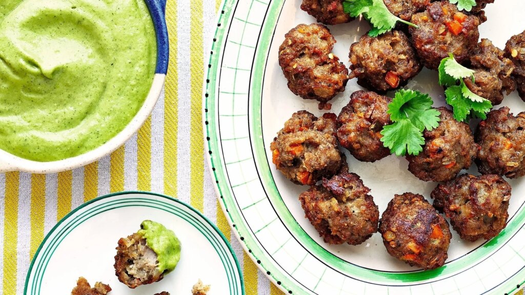 Brin Pirathapans Wurst-Pakoras mit Mango-Koriander-Chutney