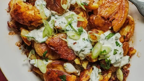 Knuspriger Kartoffelsalat mit Senf-Kapern-Dressing 