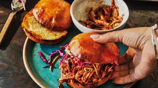 Pulled Pork mit Cider-Mop und würzigem Krautsalat