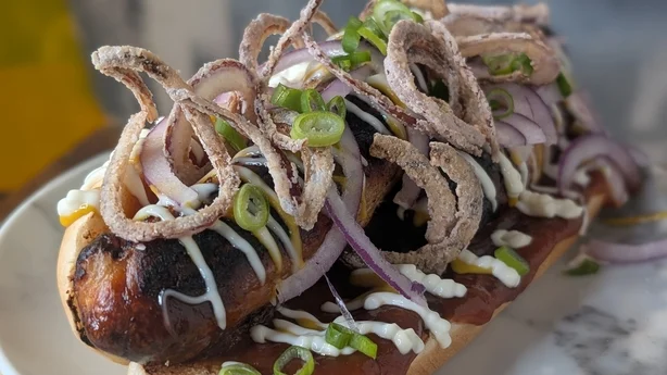Ein Hot Dog voller Toppings