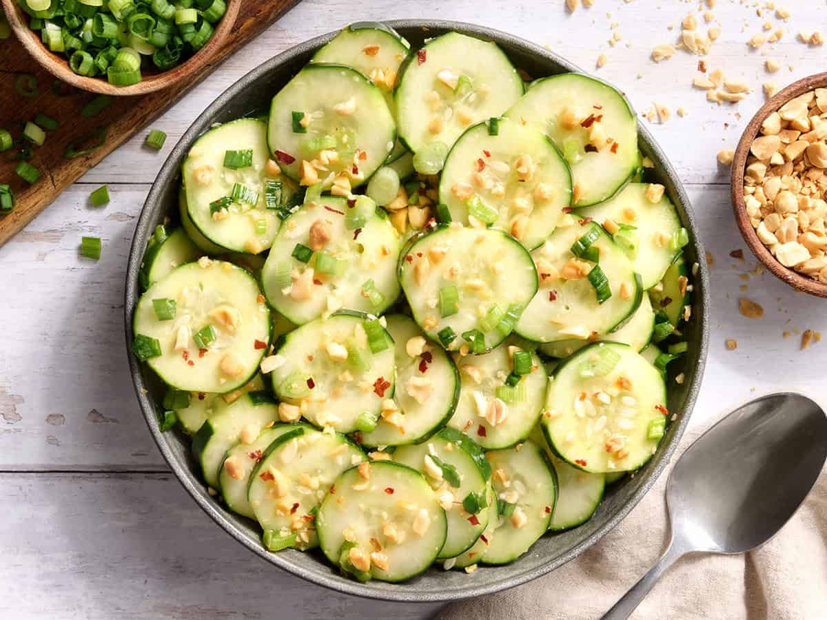 Blick von oben auf eine Schüssel Sesam-Gurkensalat.