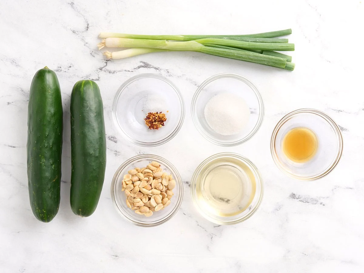 Die Zutaten für den Sesam-Gurken-Salat.