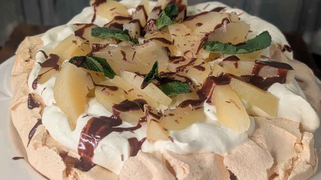 Sarah Butlers Birnen-Pavlova mit Brandy-Schokoladensauce