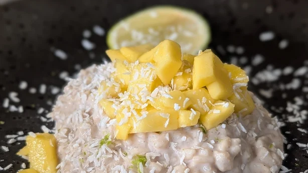 Cremiger Milchreis mit Kokosnuss und Mango