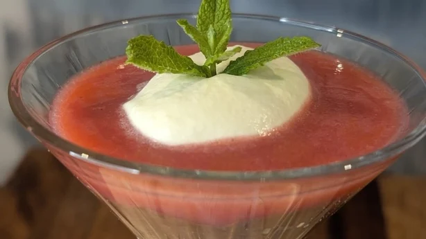 Ein Dessert in einem hohen Glas