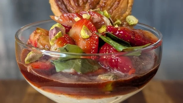 Ein Dessert in einem hohen Glas