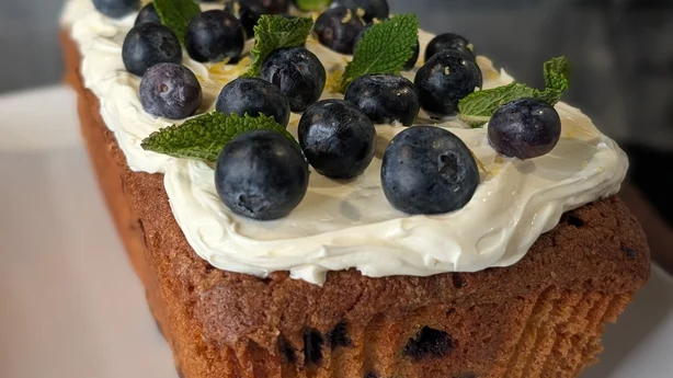 Ein Kastenkuchen mit Blaubeeren und Sahneglasur